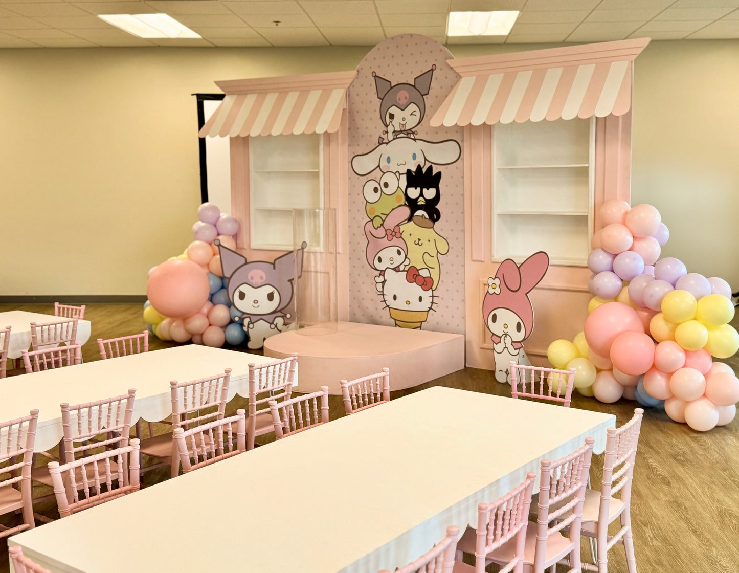 LARGE HELLO KITTY SHOP (4 PIECES)
