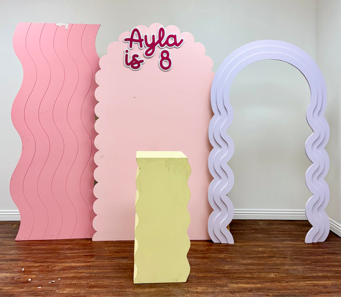 Ayla Backdrop walls & wavy cake stand