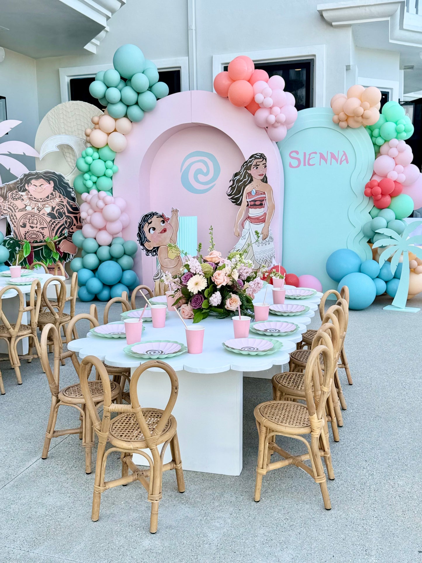 ROUND SCALLOP KIDS TABLES