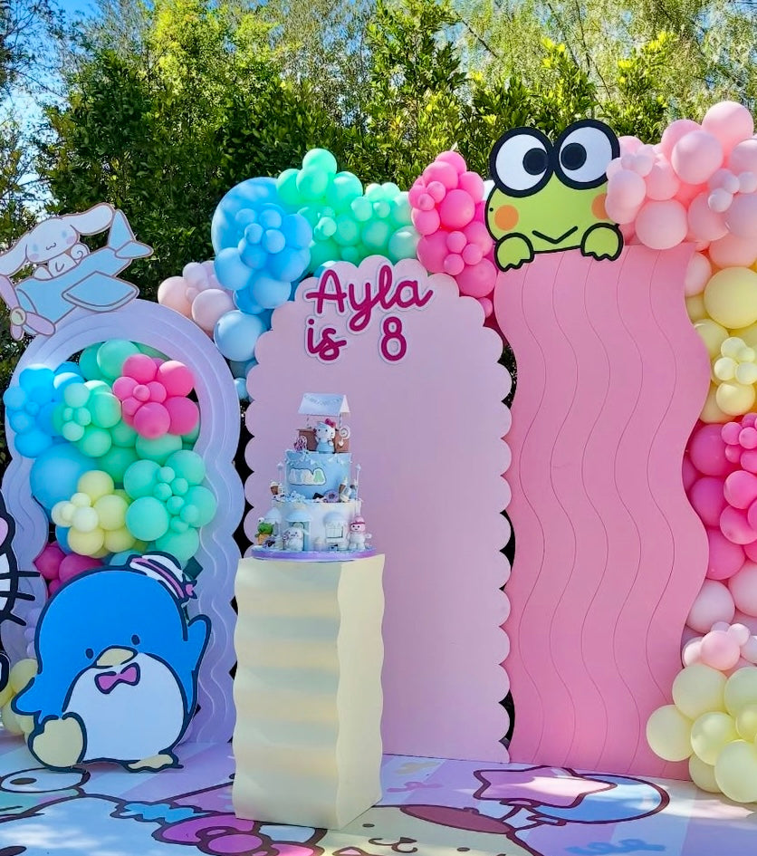 Ayla Backdrop walls & wavy cake stand