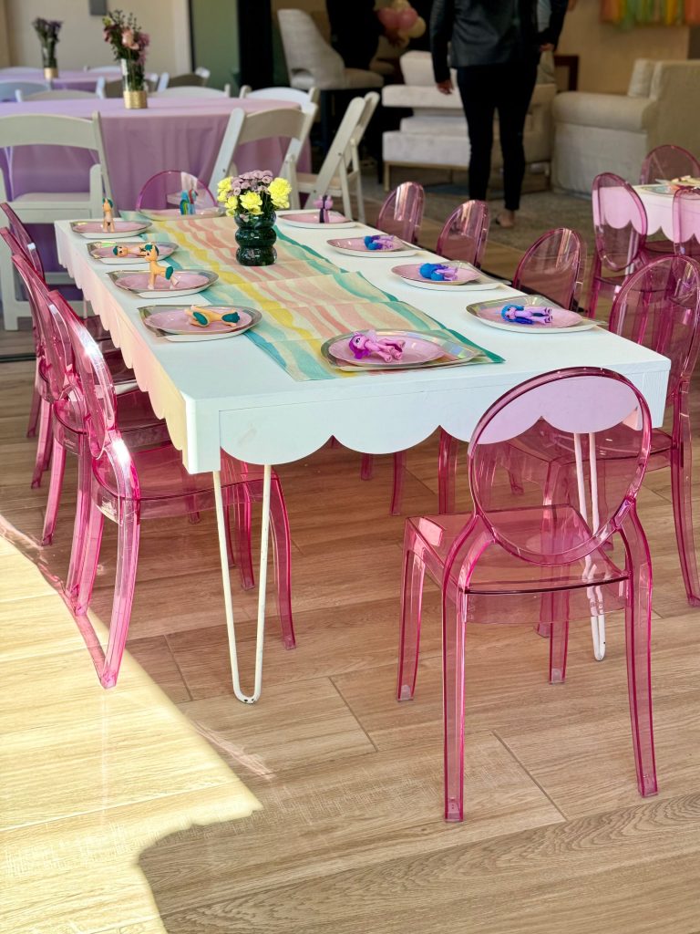 KIDS SCALLOP SQUARE TABLE